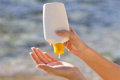 Inalazione di una crema solare su una mano