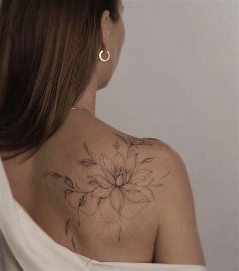 Spalla di una donna con una leggera scolatura, mostrando pelle liscia.