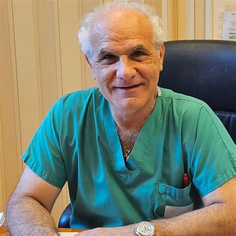 Chirurghi che discutono un piano di trattamento per la ricostruzione mammaria