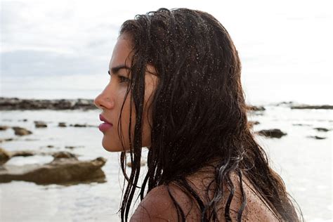 Capelli bagnati al sole su una spiaggia