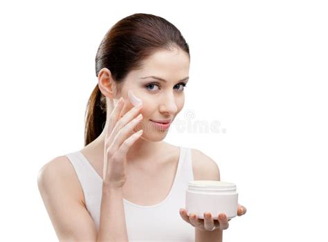 Donna che applica crema viso