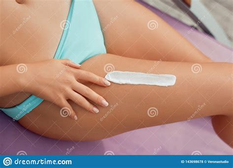 Applicazione di crema sulla pelle