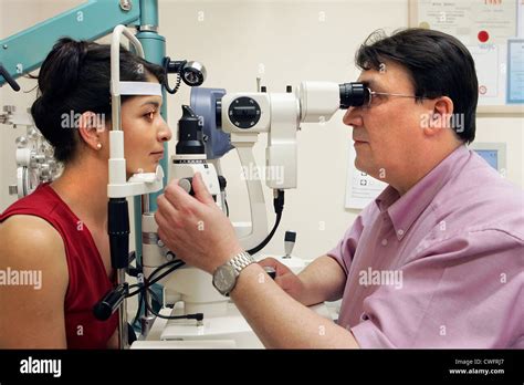 Immagine di una lampada a fessura utilizzata durante un esame oculistico