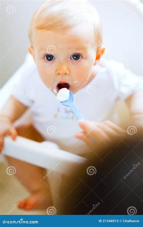 bambino che viene spalmato di crema