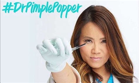 Dottoressa Sandra Lee (Dr. Pimple Popper) che mostra una procedura di estrazione di un brufolo.