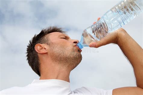 Uomo che beve acqua
