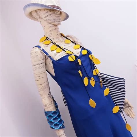 Composizione di prodotti Collistar con elementi grafici che richiamano la scienza e la natura