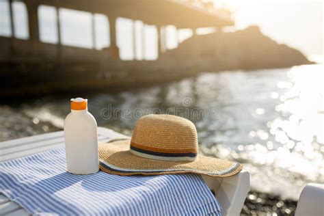 Bottiglia di olio solare su una spiaggia