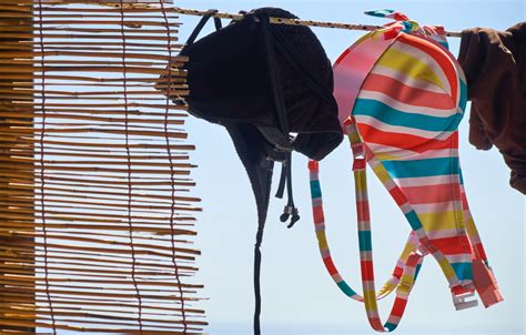 Crema solare su costume da bagno