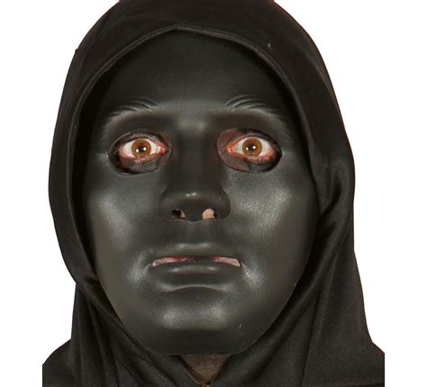 Primo piano di una maschera nera che viene rimossa dal viso, mostrando impurità