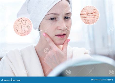 Persona che esamina la propria pelle con una lente d'ingrandimento