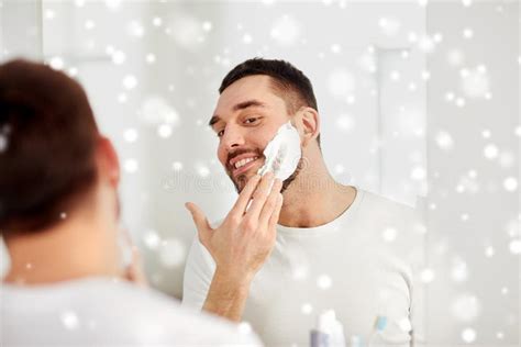 Uomo che applica schiuma da barba
