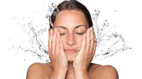 donna che si deterge il viso con acqua micellare