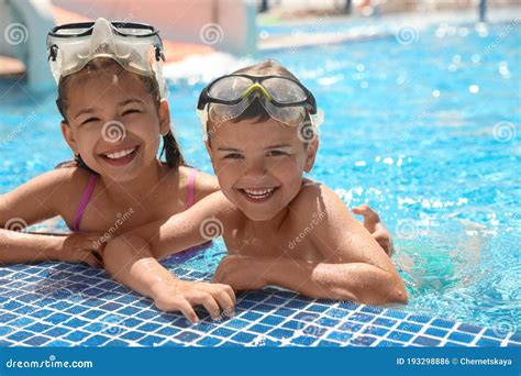 Bambini che indossano ciabatte in piscina