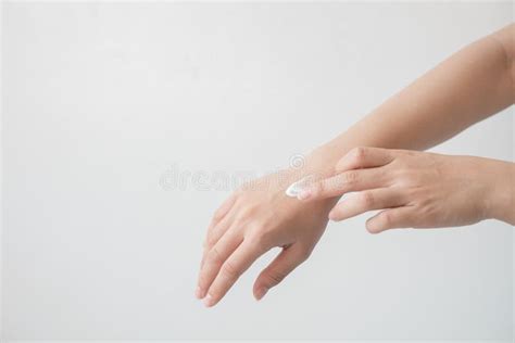 mani che applicano crema idratante