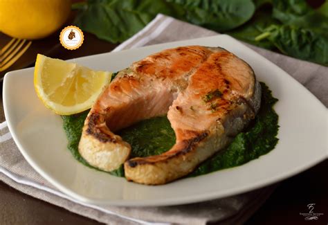 Piatto di salmone con contorno di spinaci