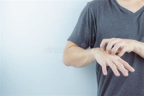 Immagine di una persona che si gratta la pelle, con enfasi sulle eruzioni cutanee