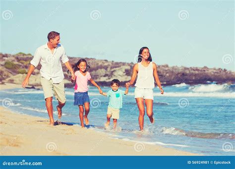 Famiglia che si diverte in spiaggia con creme solari
