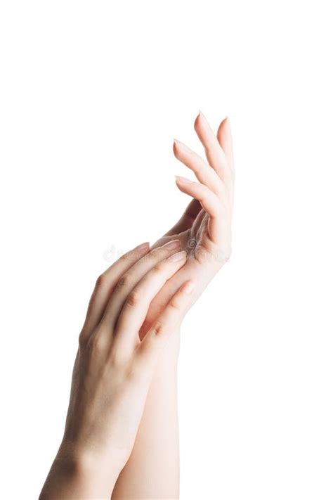 mani che si massaggiano con crema