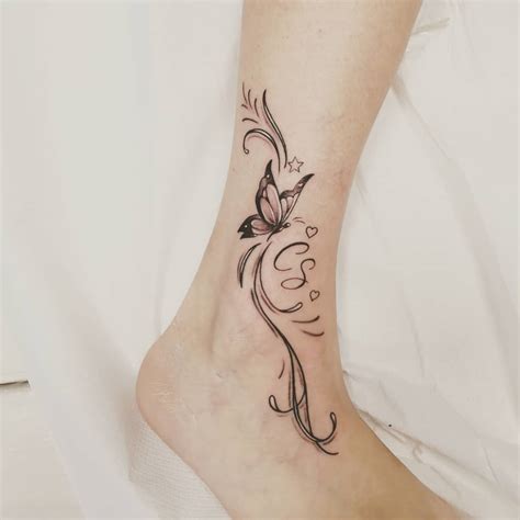 Donna che mostra un tatuaggio sulla caviglia interna