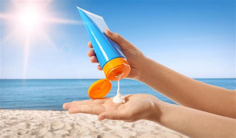 Immagine di una spiaggia pulita con un tubo di crema solare eco-compatibile in primo piano