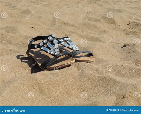 Donne con sandali in cuoio sulla spiaggia
