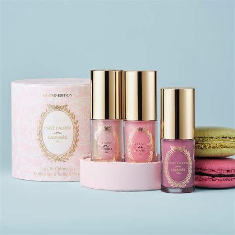 Illustrazione artistica di un cofanetto Estée Lauder x Ladurée con dolci macarons e prodotti di skincare