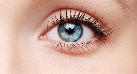 Primo piano di un occhio con contorno occhi applicato