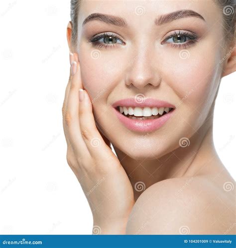 Immagine di una donna sorridente con pelle luminosa e uniforme