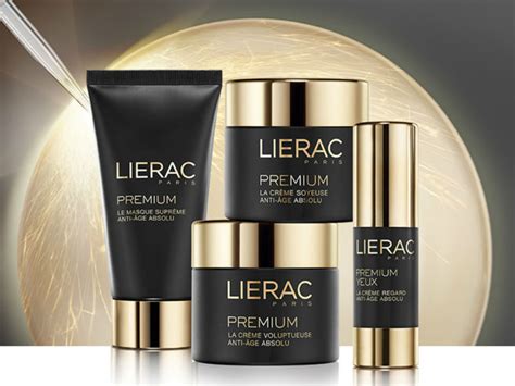 Immagine di una linea di prodotti Lierac Premium disposti elegantemente