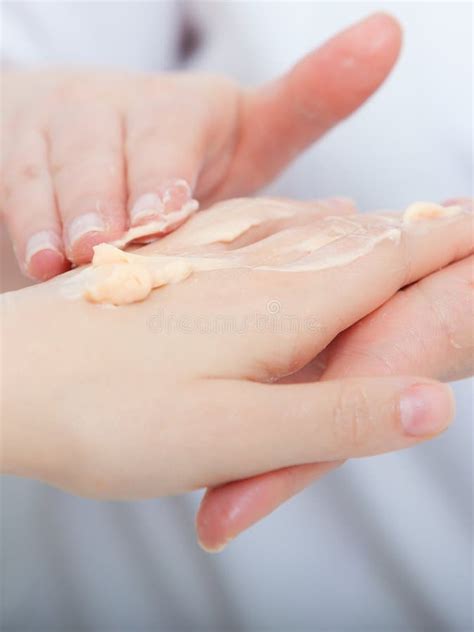 Applicazione di crema idratante sulle mani