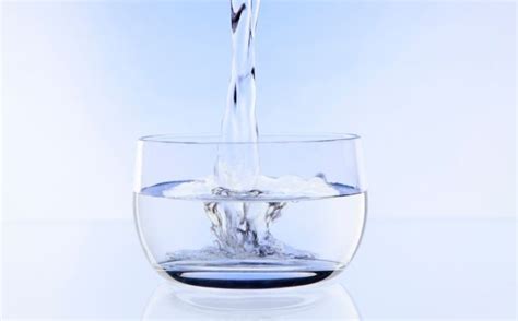 Mani immerse in una ciotola con acqua fredda