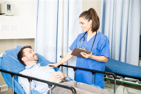 Medico che visita un paziente
