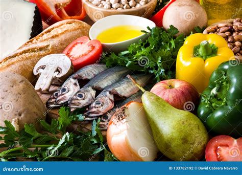 Piattto sano con frutta, verdura e pesce