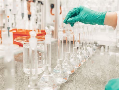 Infografica che illustra i meccanismi d'azione dei principi attivi del Lierac Body-Slim