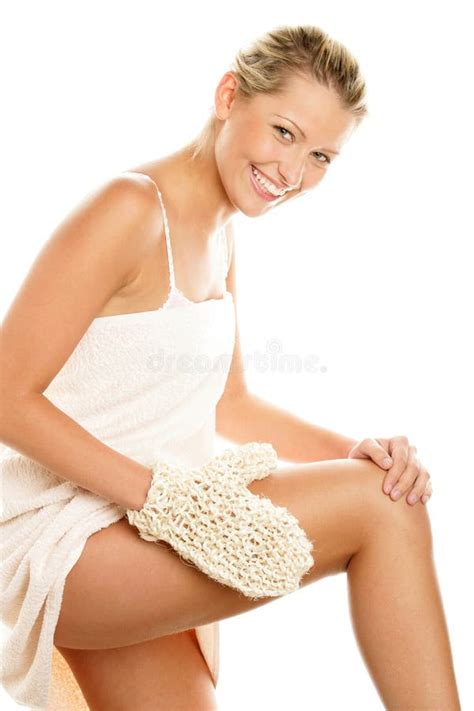 Immagine che mostra una donna che massaggia il prodotto sul corpo