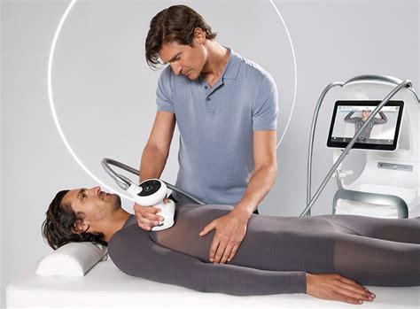 Una persona che applica un trattamento crioterapico su una macchia della pelle