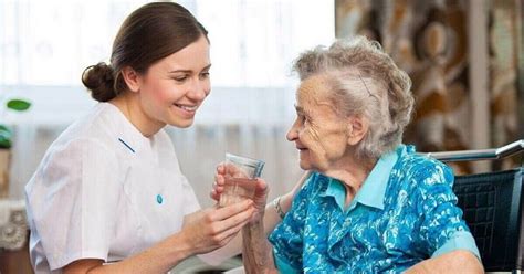 OSS che assiste un anziano durante l'igiene personale