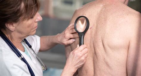 Dermatologo che esamina un paziente