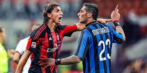 Marco Materazzi celebra un gol con i compagni dell'Inter