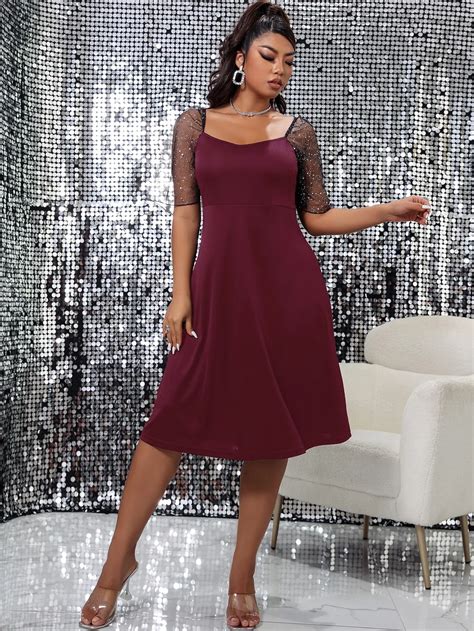 Donna che sceglie un abito da sera elegante