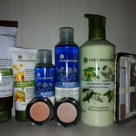 Una selezione di prodotti iconici Yves Rocher, con enfasi sugli ingredienti naturali.