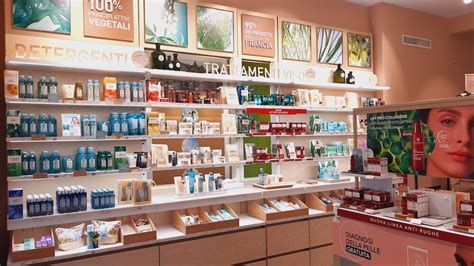 Un punto vendita Yves Rocher con un'atmosfera accogliente e prodotti esposti.
