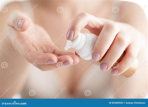 Mani che applicano crema