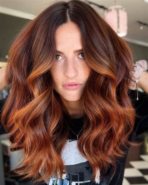 Donna con capelli castani ramati luminosi