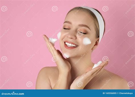 Donna che si lava il viso con delicatezza