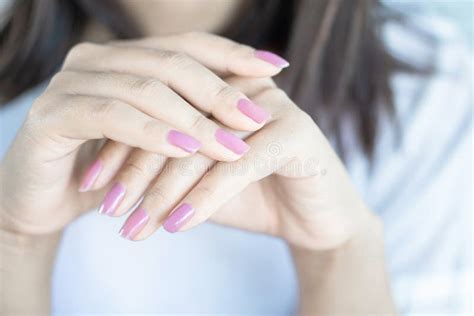 mani con smalto oro e crema