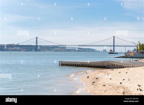 Traghetto sul fiume Tago a Lisbona con vista sul Ponte 25 de Abril