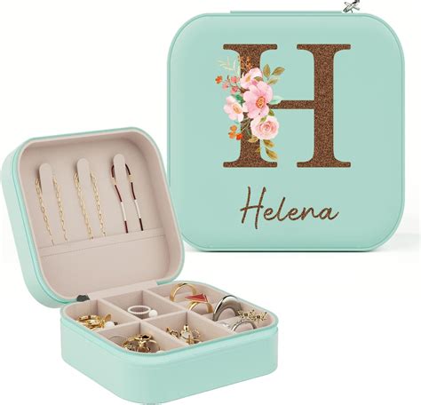 Illustrazione di un portagioie aperto con lettere e ricordi