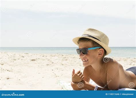 Bambino felice in spiaggia sotto il sole